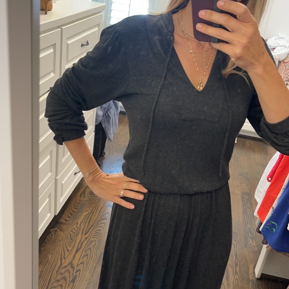 Dark grey maxi dress with V-neckline and long sleeves. Stretchy with movement - Picture 3 of 9